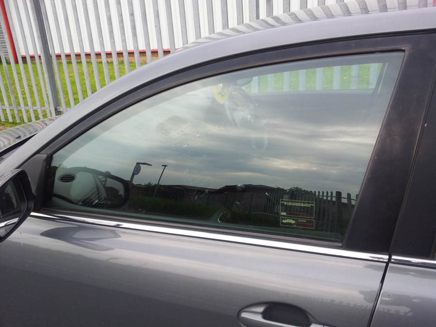 Toyota Avensis T3-X door-window-glass-passenger-side-front